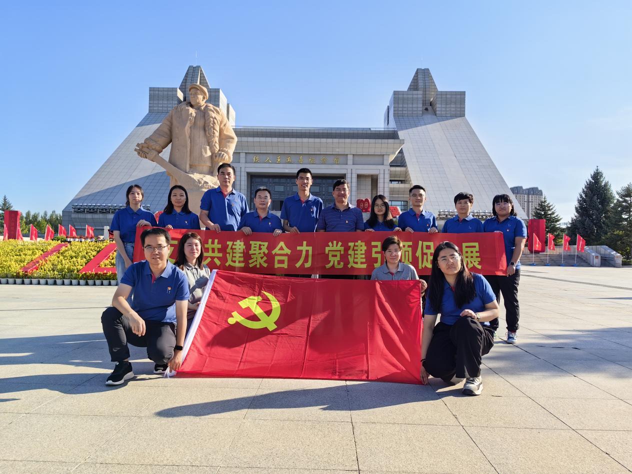動(dòng)物用生物制品國家工程研究中心、哈獸研禽免疫抑制病創(chuàng)新團(tuán)隊(duì)、福建圣農(nóng)集團(tuán)圣澤生物及福建圣農(nóng)集團(tuán)技術(shù)中心黨支部共建活動(dòng)